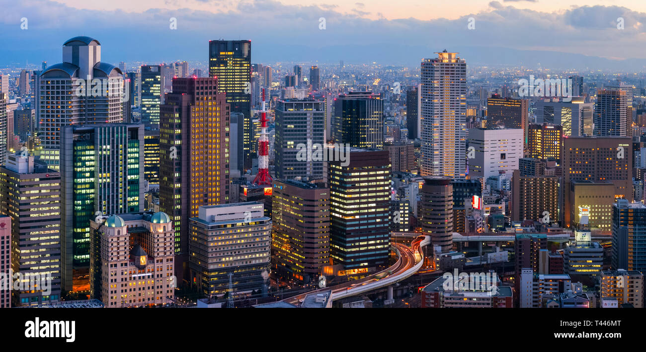 Blick auf die umeda Bezirk mit zahlreichen Wolkenkratzern. während des Sonnenuntergangs. Osaka, Japan. Stockfoto