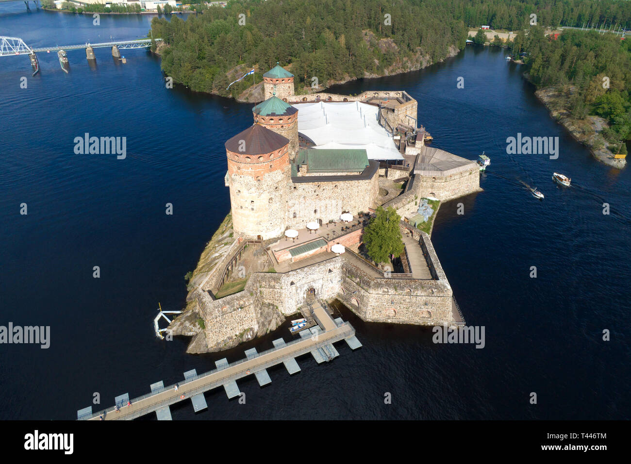 Die alte Festung von olavinlinna an einem sonnigen Juli Tag (Luftaufnahmen). Savonlinna, Finnland Stockfoto