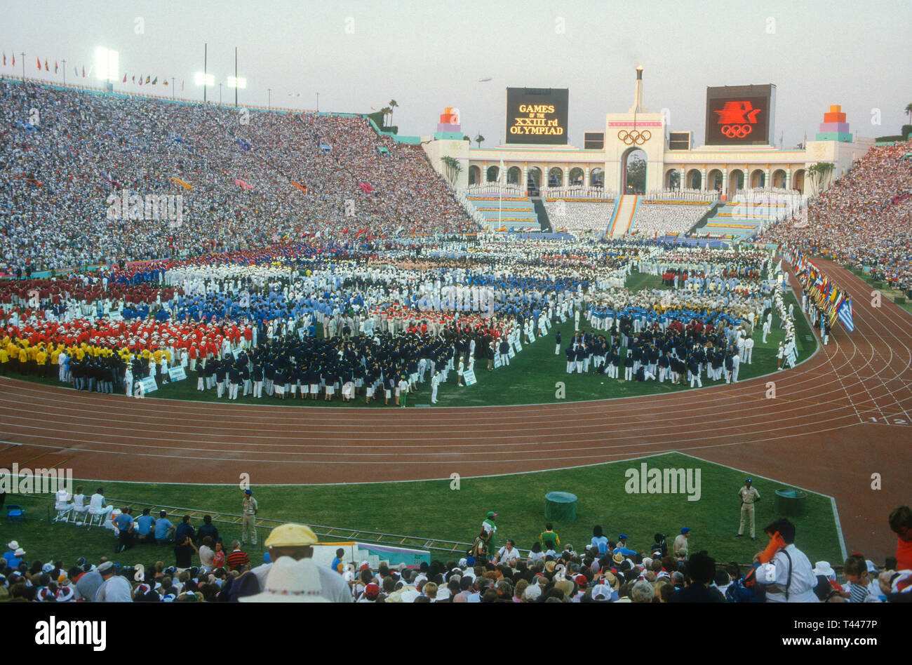 Olympischen Sommerspielen in Los Angeles Eröffnungsfeier 1984 gefüllt mit, steht Stockfoto