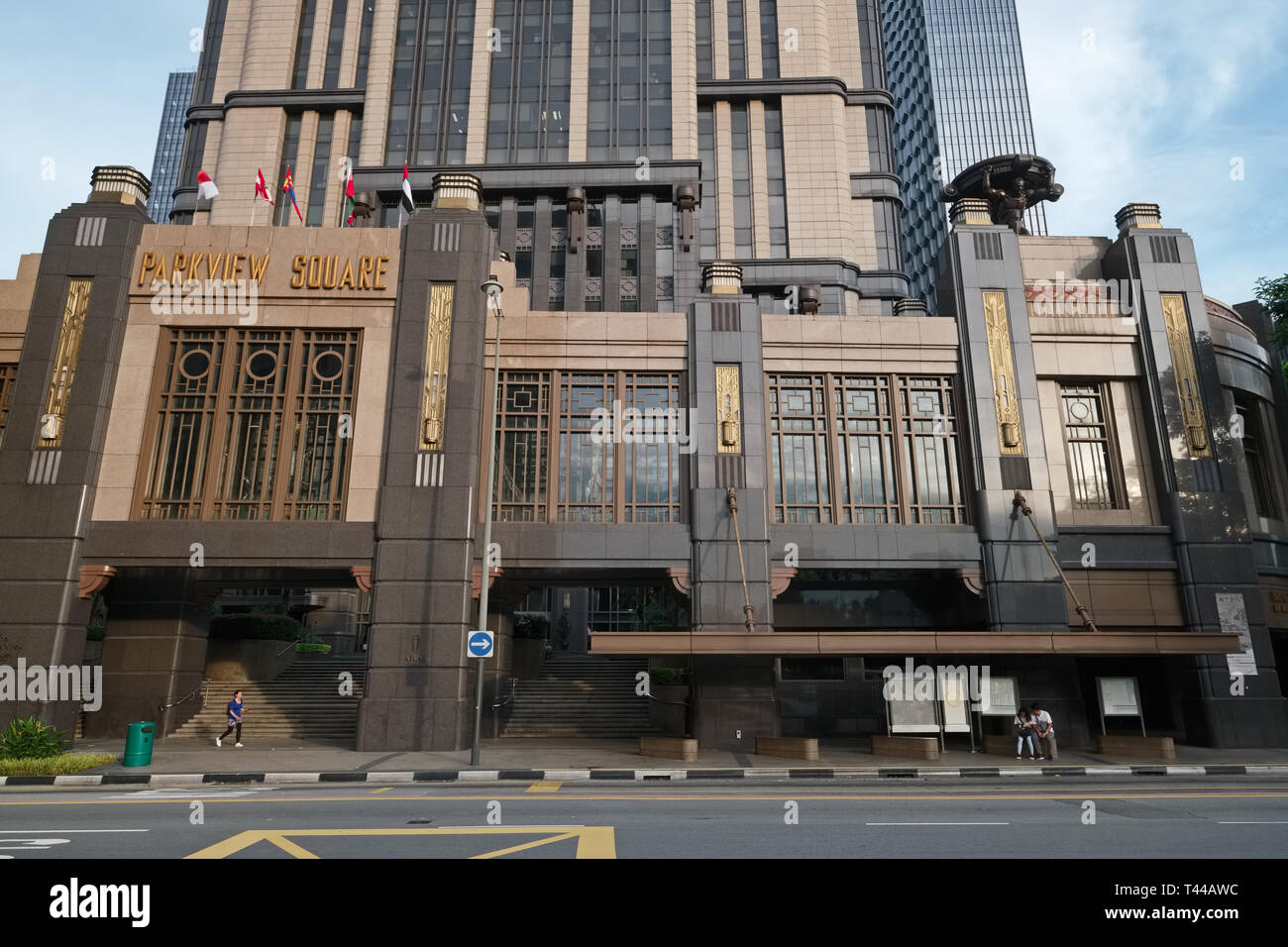 Iconic Parkview Square Gebäude, North Bridge Rd., Bugis, Singapur, Gehäuse Büros und Botschaften (U.A.E., Österreich, Mongolei) und ein Konsulat (Oman) Stockfoto