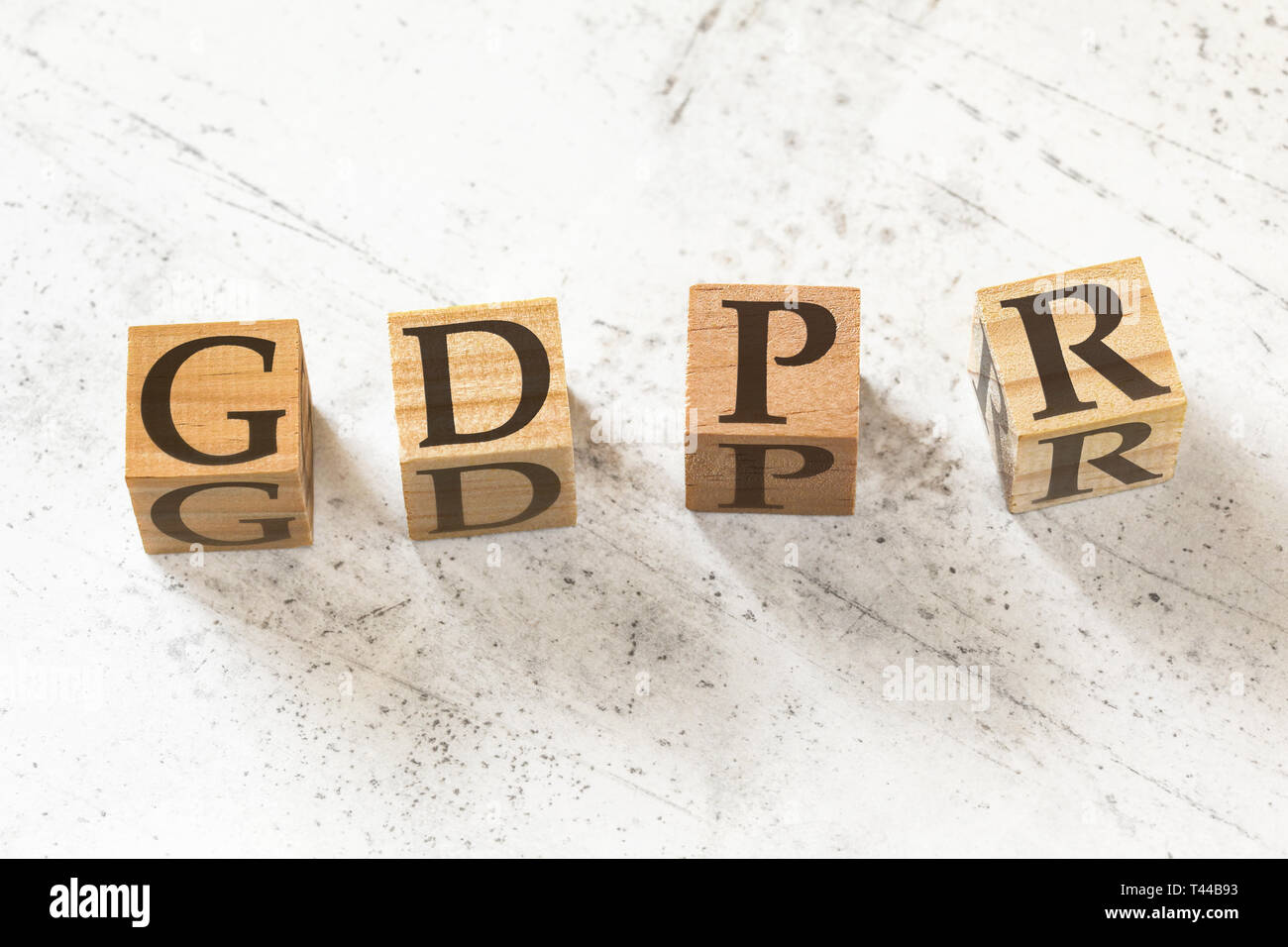 Vier hölzerne Würfel mit Buchstaben BIPR Bedeutung Allgemeine Datenschutzverordnung auf weißem arbeiten. Stockfoto