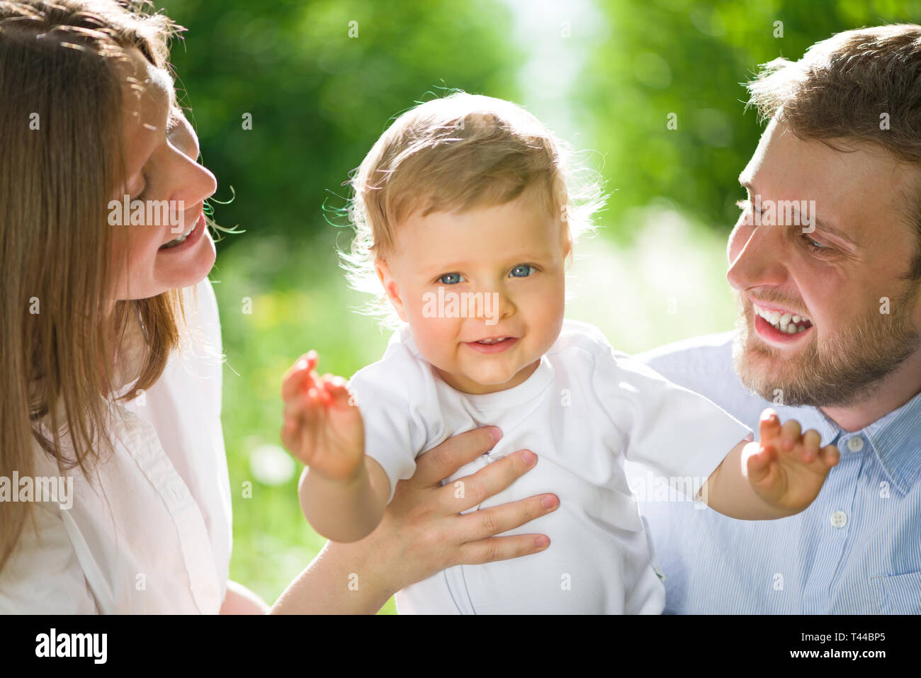 glückliche Familie Spaß im freien Stockfoto
