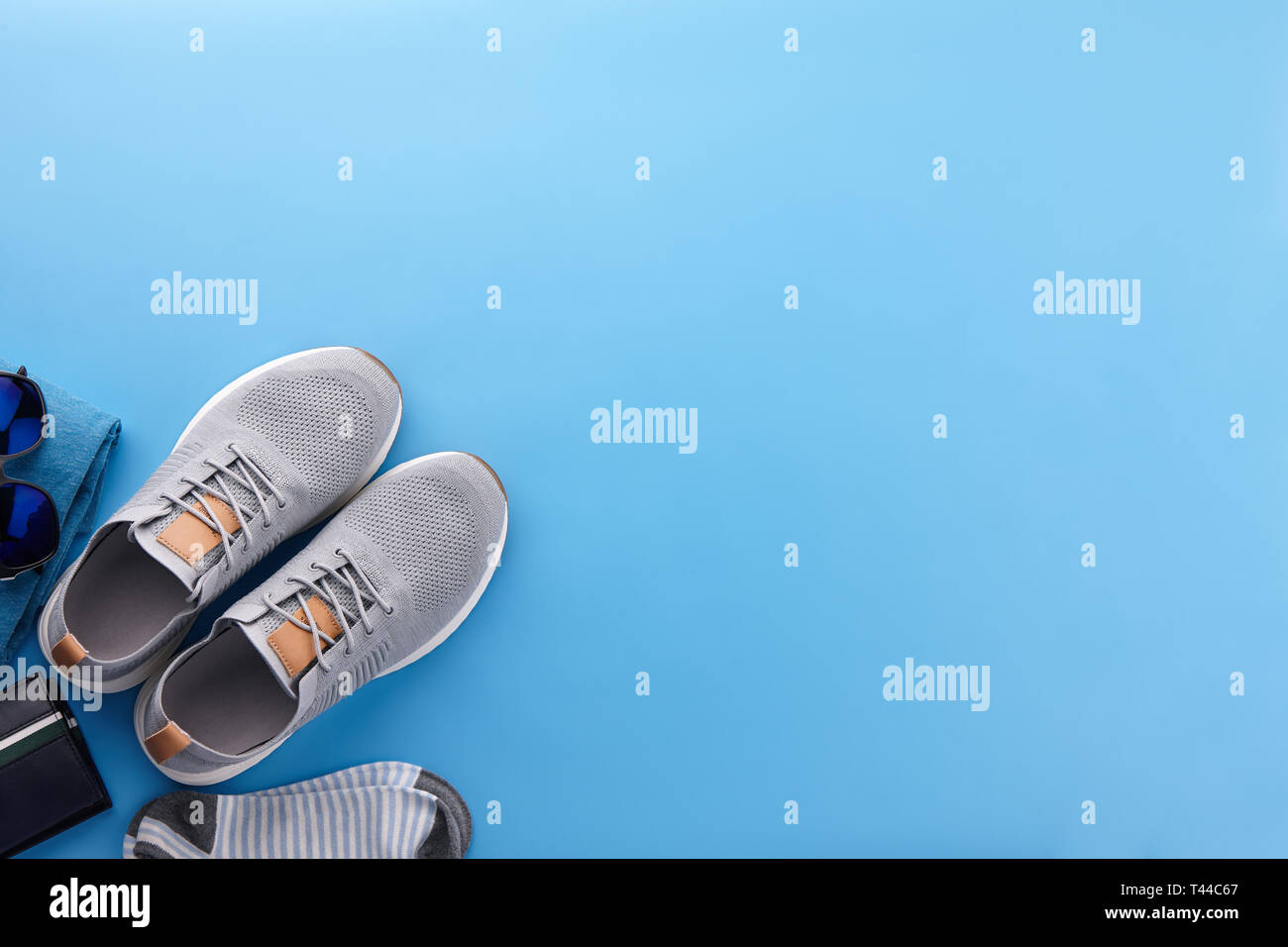 Mens Sommer Freizeitkleidung Outfits und Zubehör flach auf blauem Hintergrund legen, Ansicht von oben Stockfoto