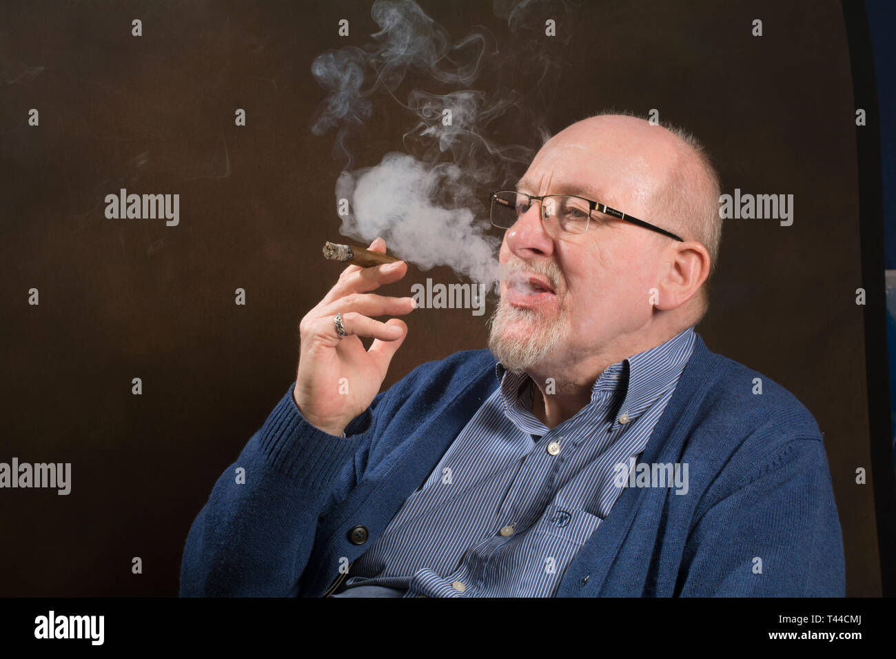 Ein älterer Mann genießt eine gute Zigarre rauchen Stockfoto
