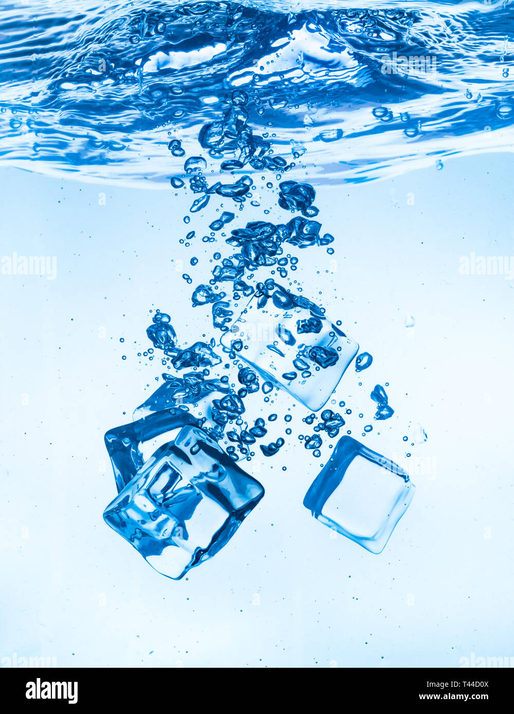 Eiswürfel ins Wasser sinken auf den Boden zu fallen. Zusammenfassung Hintergrund. Stockfoto