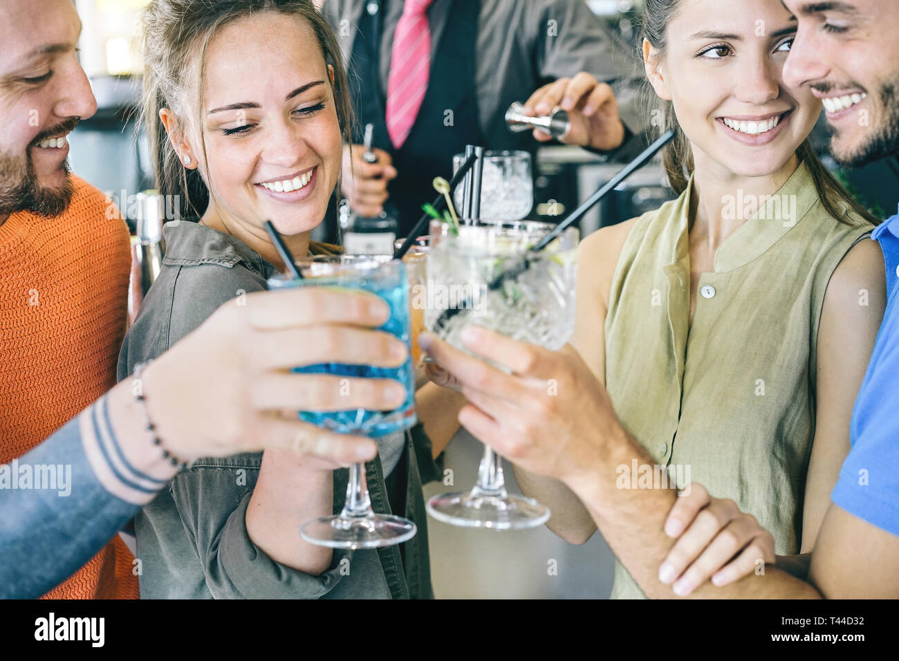 Zwei junge Paare in der Liebe toasten Cocktails in einer Bar - glückliche Freunde zusammen dating machen Cheers mit Geschmack Getränke - die Menschen, Freundschaft Konzept Stockfoto