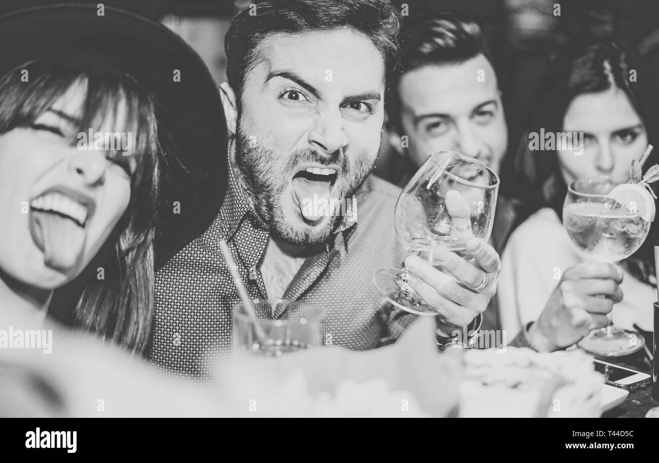Freunde Spaß und trinken Cocktails in der Bar selfie - junge Leute, die Fotos im Club machen dumme Gesichter Stockfoto