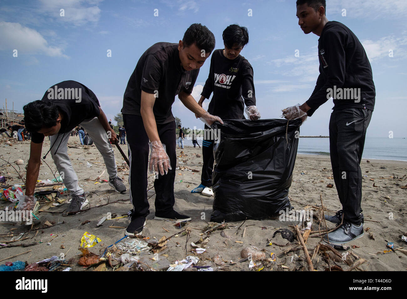 Studenten gesehen bis zur Reinigung von Kunststoffteilen Abfälle, die den Strand verschmutzt in Ujong Blang Dorf, Lhokseumawe, Provinz Aceh, Indonesien. Forschung, die von der Universität von Georgia, USA, die im vergangenen Jahr veröffentlicht wurde, sagte, dass Indonesien die Ozeane sind die Orte, die zweitgrößte in der Welt zu finden. Von der Prozentsatz von unverarbeiteten Kunststoffabfälle berechnet, Indonesien gehört zu den höchsten in der Welt. Mehr als 87 Prozent der 3,8 Millionen Tonnen Kunststoffabfälle in jedem Jahr geworfen schwimmt im Meer. Stockfoto