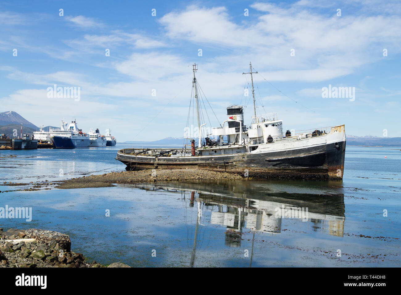 Die südlichste Stadt der Welt. Schiff auf Ushuaia Hafen Strände, Argentinien Landschaft Stockfoto