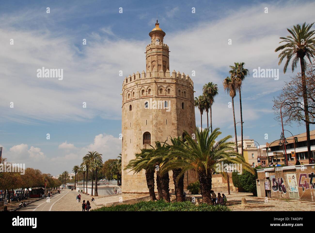 Die Torre del Oro (Goldener Turm) am Ufer des Flusses Guadalquivir in Sevilla, Spanien am 2. April 2019. Stockfoto