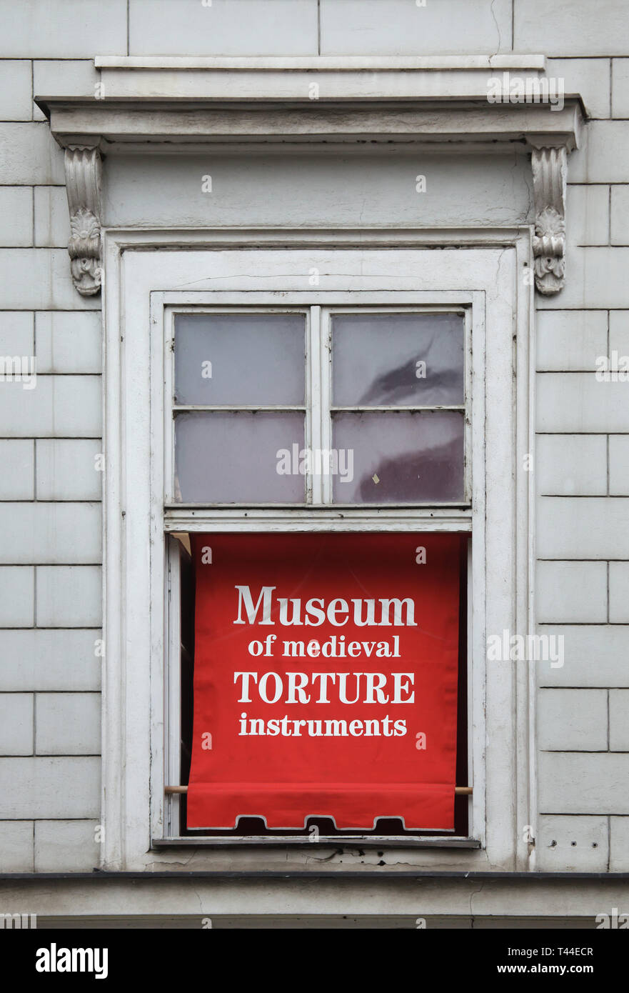 Singen von der Museum für mittelalterliche Folterinstrumente im Fenster in Křižovnické Square in Staré Město (Altstadt) in Prag, Tschechische Republik. Stockfoto
