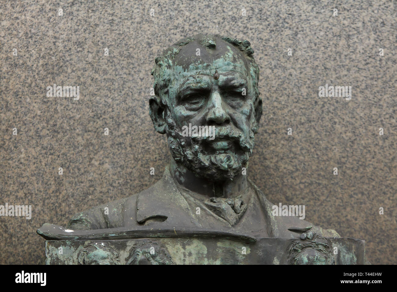 Bronzebüste von Tschechischen Bildhauer Josef Václav Myslbek auf das Haus, in dem er lebte und starb in Smetanovo Embankment in Prag, Tschechische Republik. Die Büste ist ein Selbstporträt von Josef Václav Myslbek von 1903 datiert. Stockfoto