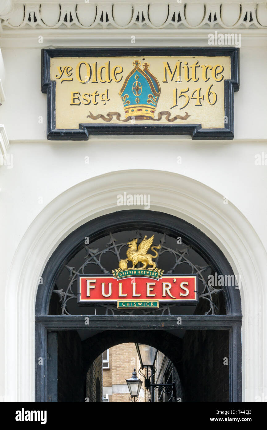 Zeichen für Ye Olde Mitre Public House in Ely Court off Hatton Garden, London. Stockfoto