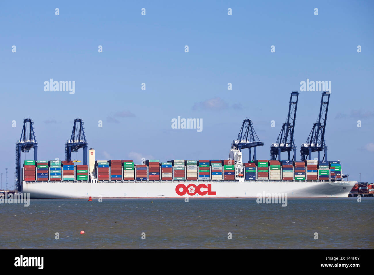 Containerschiff OOCL Indonesien angedockt am Trinity Terminal, Hafen von Felixstowe, Suffolk, Großbritannien Stockfoto