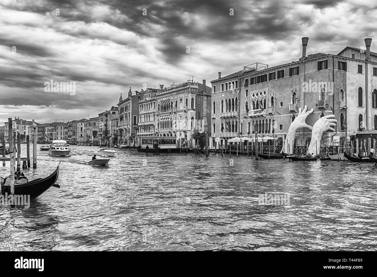 Venedig, Italien - 29. April: Die malerische monumentale Skulptur der Hände eines Kindes namens 'Support' von Lorenzo Quinn, in den Grand Canal in Venedig installiert Stockfoto