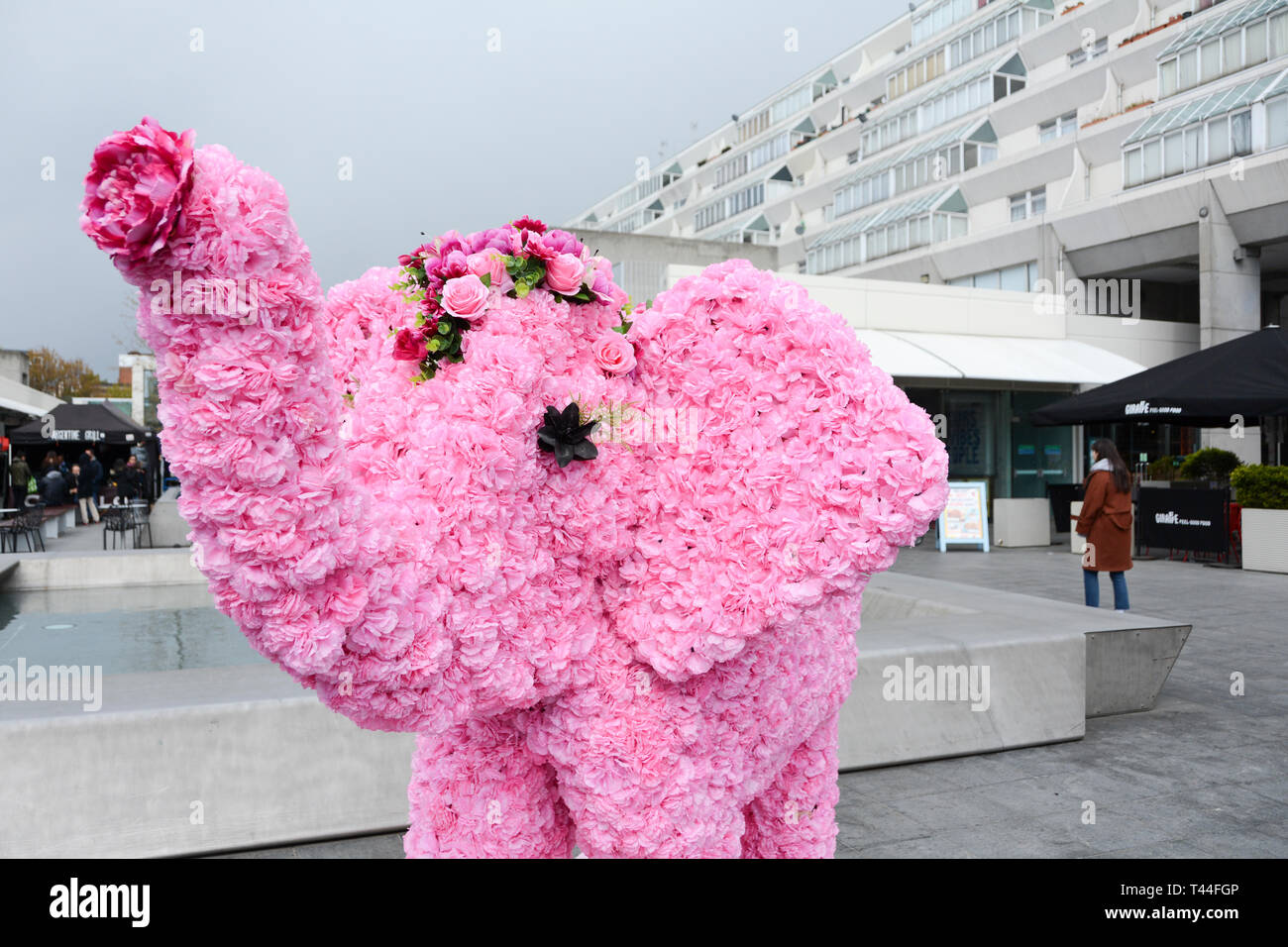 Gobollywood rosa blumenmuster Elefant in Brunswick Square Shopping Centre, London, UK Stockfoto