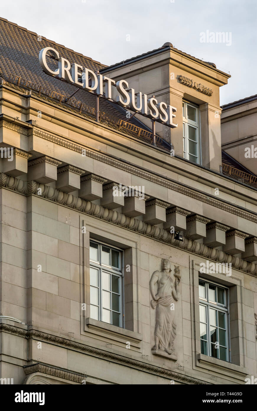 Fassade und Logo eines Gebäudes der Credit Suisse Bank in Luzern, Schweiz Stockfoto