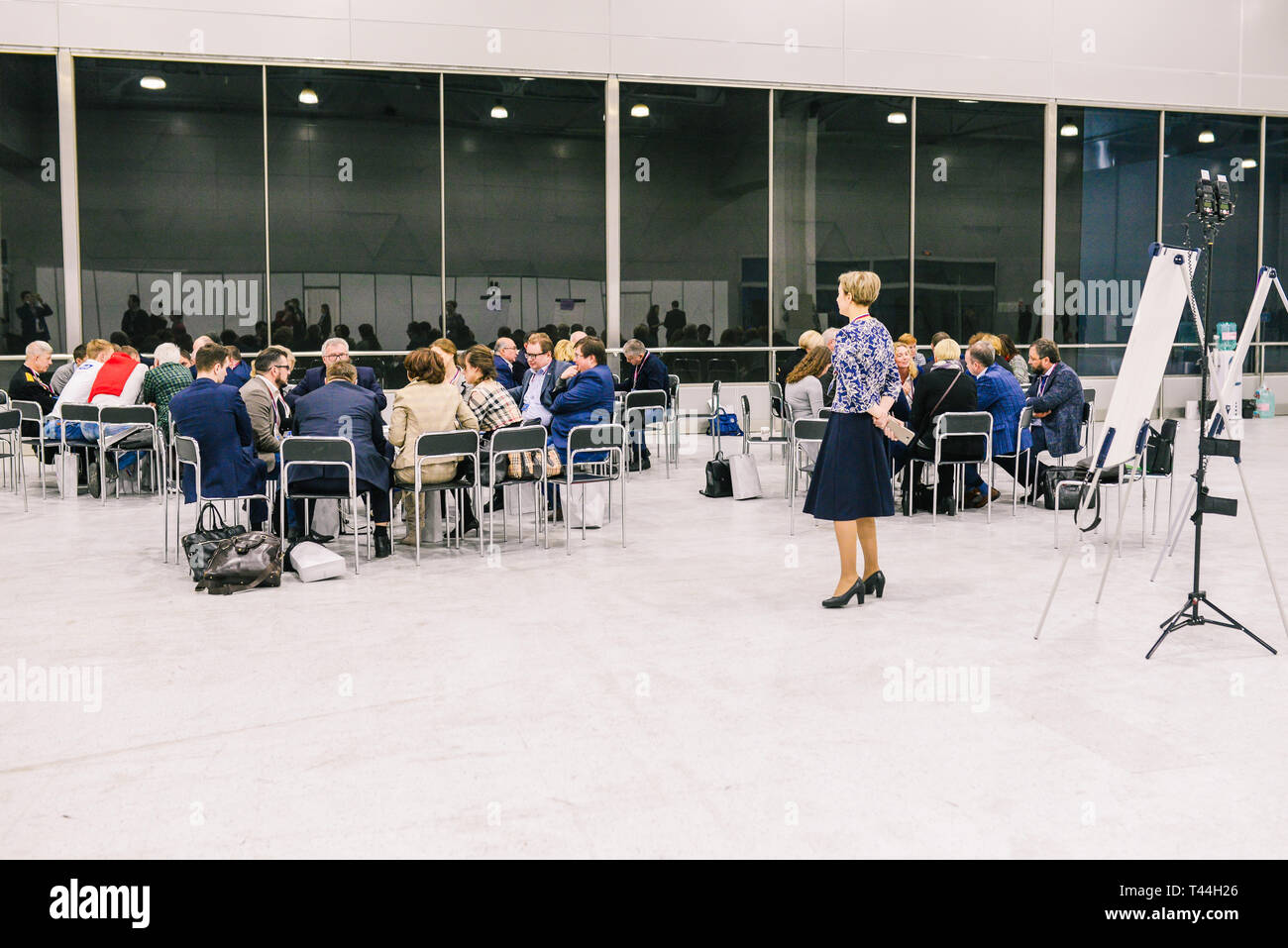 Russland, Stadt Moskau - Dezember 18, 2017: eine Gruppe von Leuten im Zimmer. Business Training. Team Training Tagung Konzept. Business Trainer. Publikum in Stockfoto