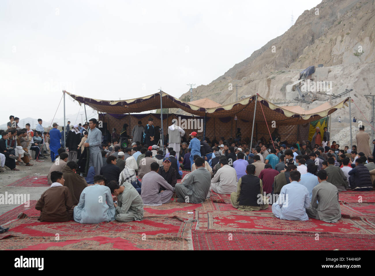 QUETTA, PAKISTAN, 13. April 2019: Mitglieder der Hazara Community einrichten auf der Nationalstraße N-25 während des Protestes gegen die terroristischen Angriff Targ Stockfoto