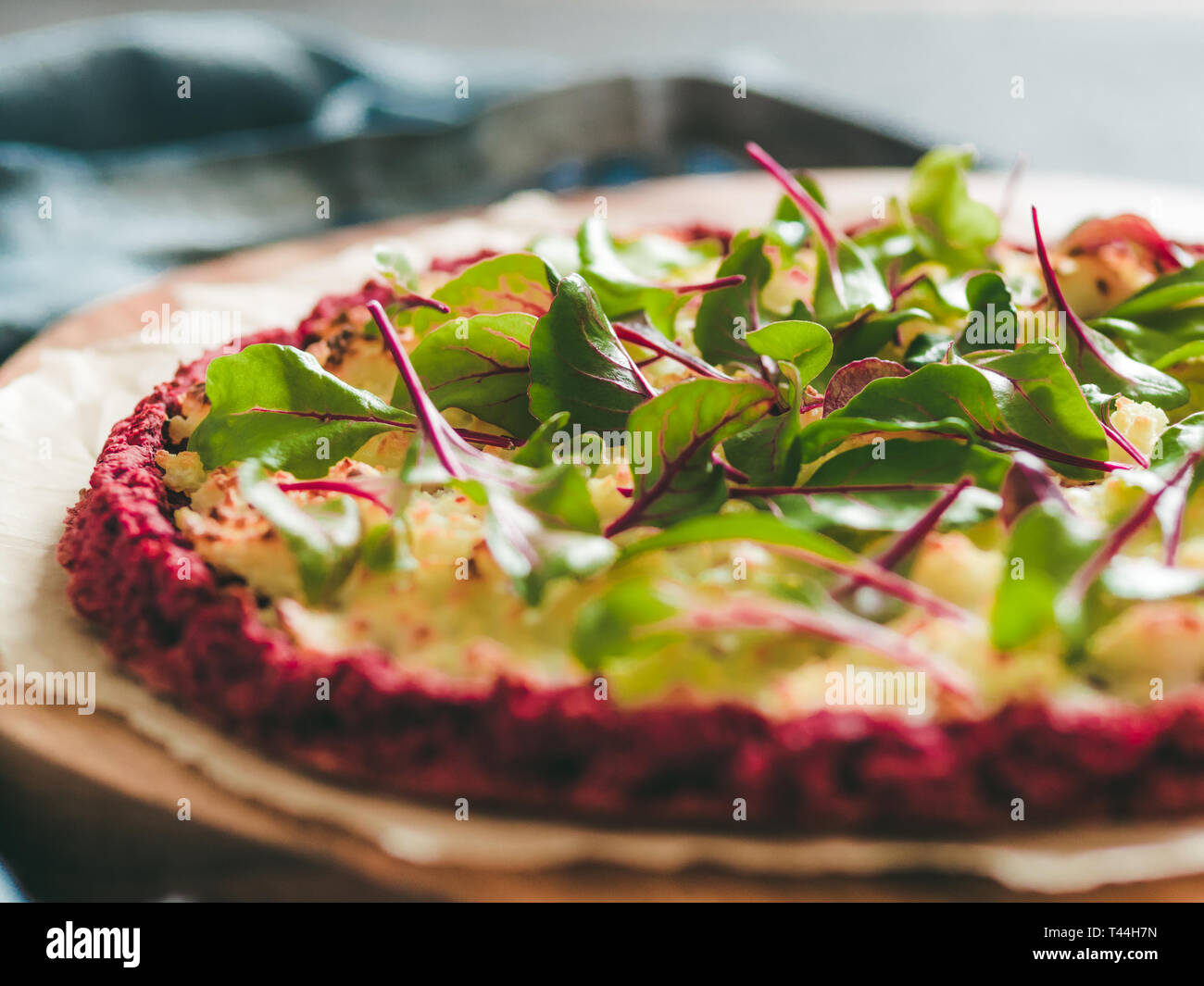 Rote Beete pizza Crust mit frischem Mangold oder Mangold, Rote Bete Blätter. Ideen und Rezepte für den veganen Snack. Ei - kostenlose Pizza Kruste mit Chia Samen und Vollkorn brauner Reis Mehl. Kopieren Sie Platz. Flache DOF Stockfoto