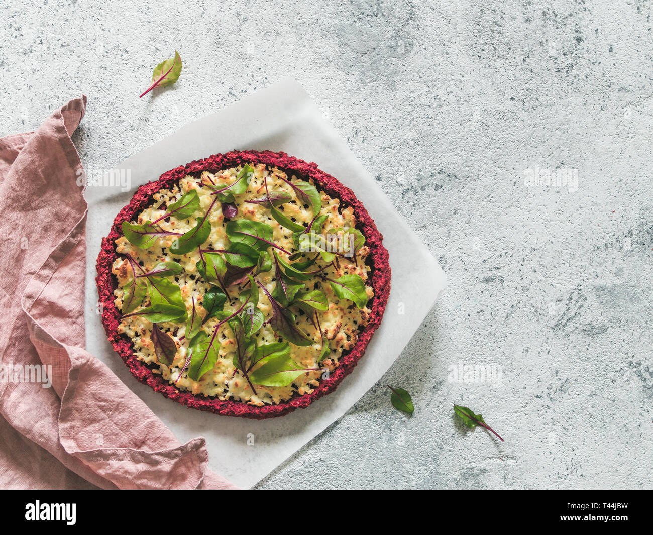 Rote Beete pizza Crust mit frischem Mangold Mangold oder rote Bete Blätter. Ideen und Rezepte für die Gesunden veganen Snack. Ei - kostenlose Pizza Kruste mit Chia Samen und Vollkorn brauner Reis Mehl. Platz kopieren. Top View Stockfoto