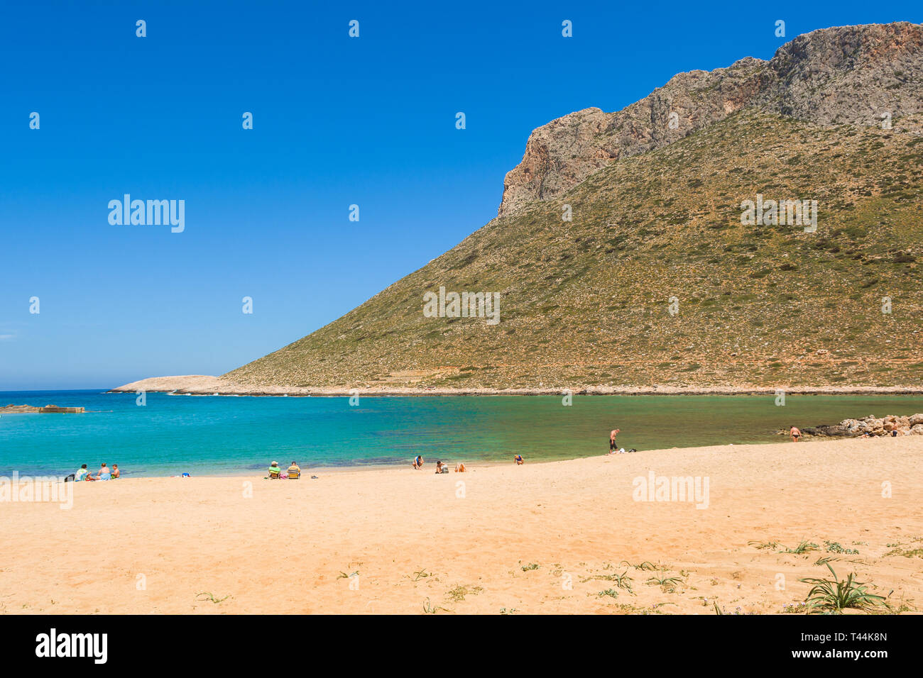 Kreta, Griechenland - Mai, 2015: Touristen am Strand von Stavros entspannen, berühmt durch Anthony Quinn in dem Film "Alexis Sorbas". Stockfoto