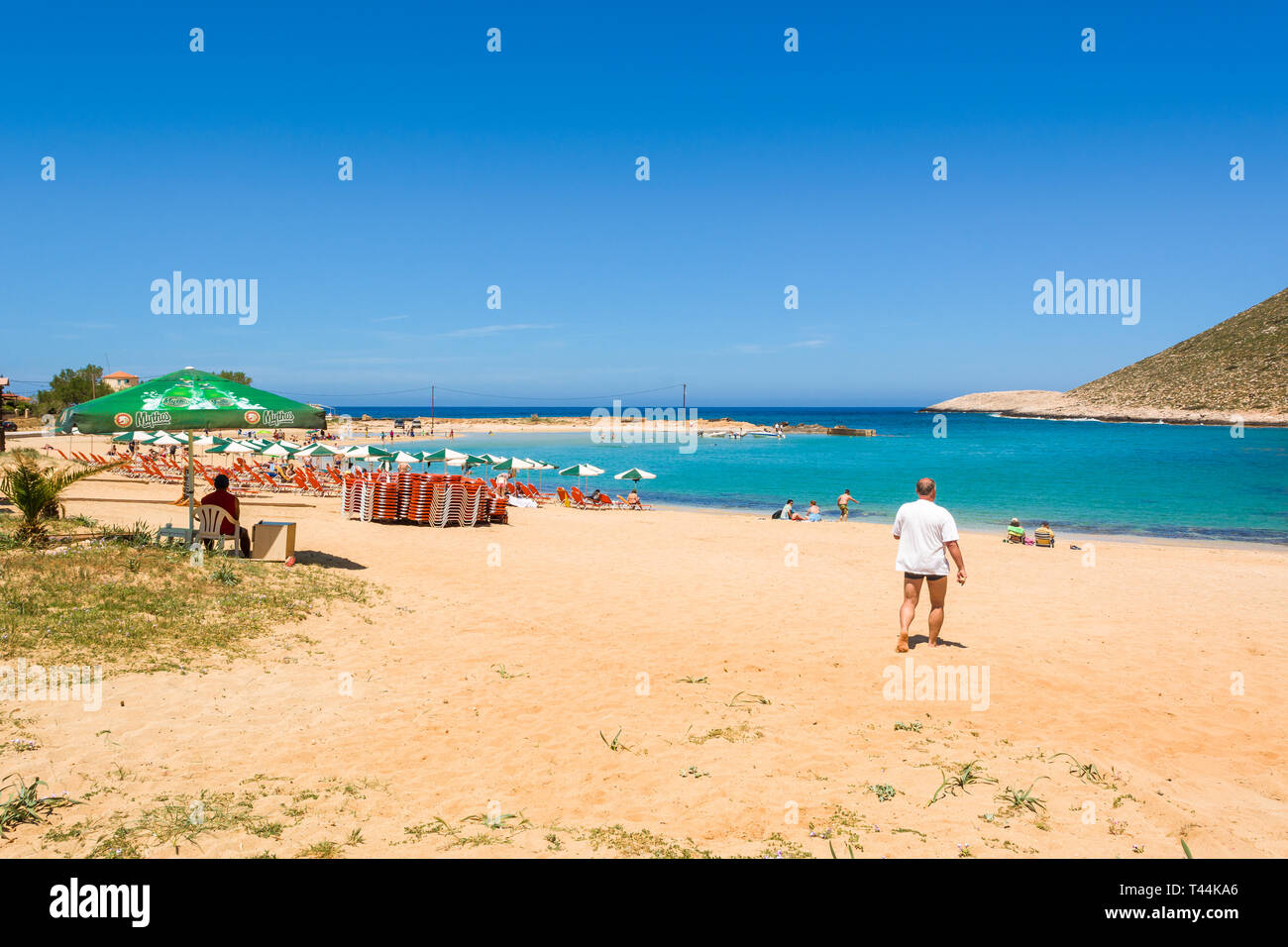 Kreta, Griechenland - Mai, 2015: Touristen am Strand von Stavros entspannen, berühmt durch Anthony Quinn in dem Film "Alexis Sorbas". Stockfoto