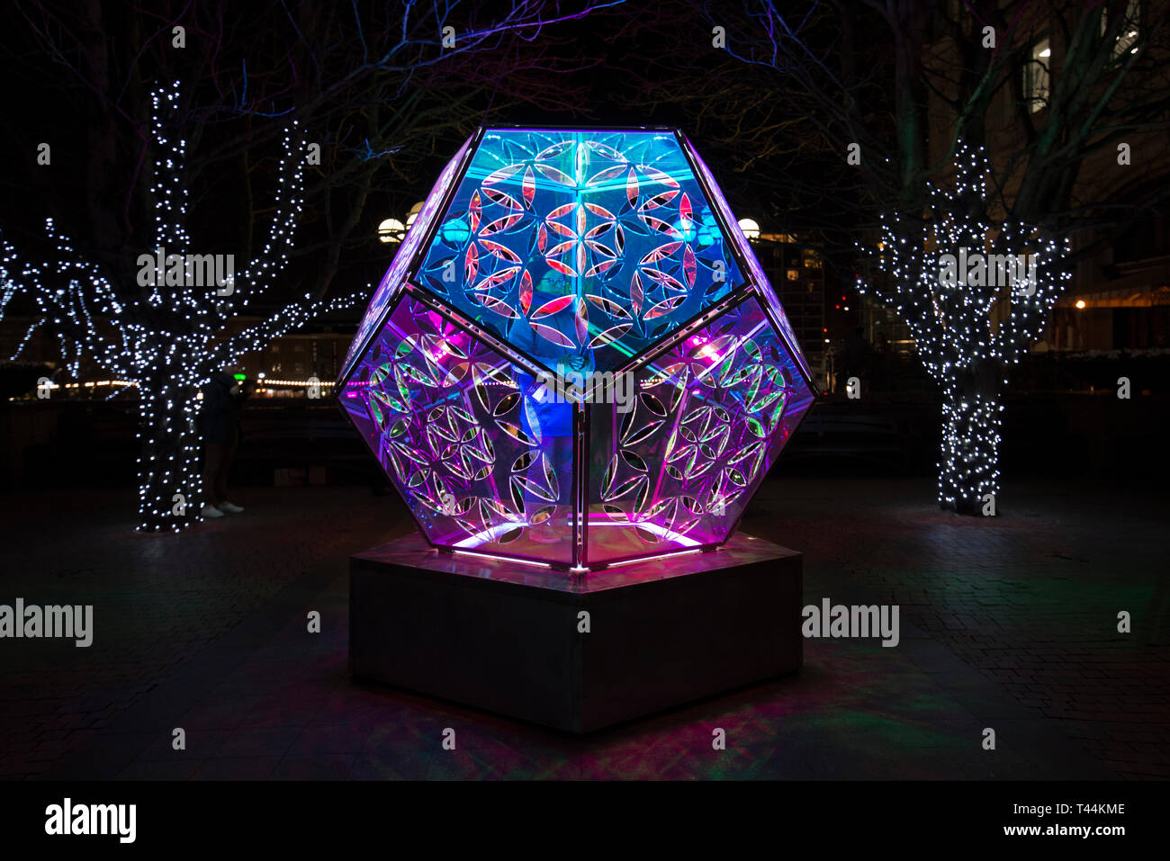 Atemberaubende Dodecahedron-Kunstinstallation beim Canary Wharf Winter Lights Festival in London Stockfoto