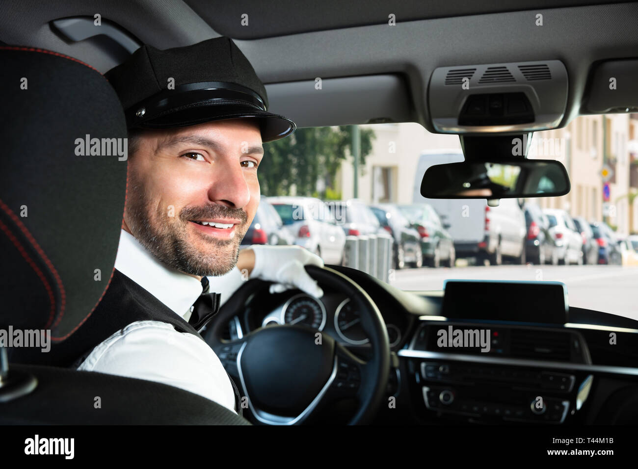 Portrait eines glücklichen Männlichen Chauffeur im Auto sitzen Stockfoto
