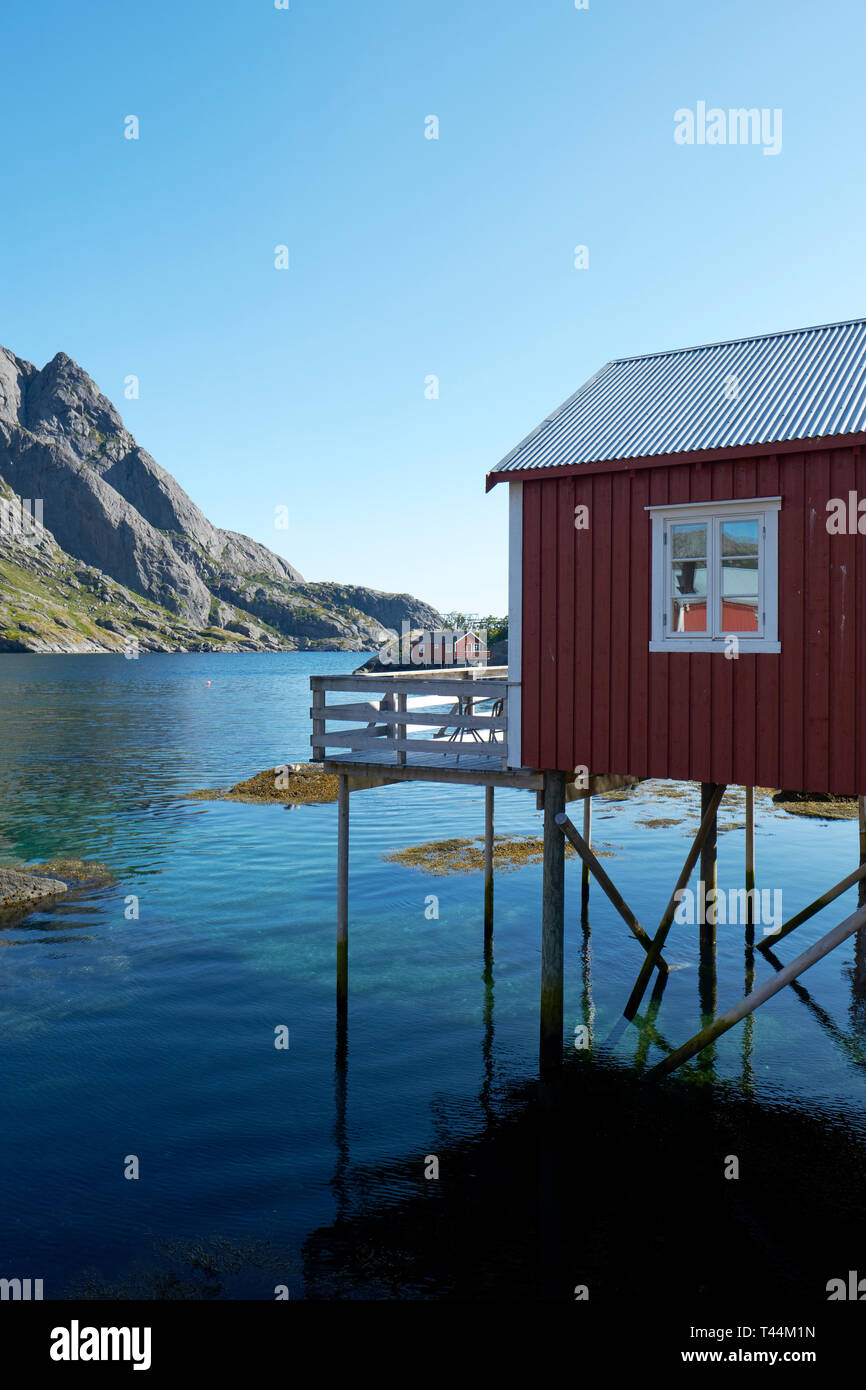 Eine typische rote Waterside House in Nusfjord ist ein kleines Fischerdorf in Nordland, Norwegen, am südlichen Ufer der Insel Flakstadøya Stockfoto