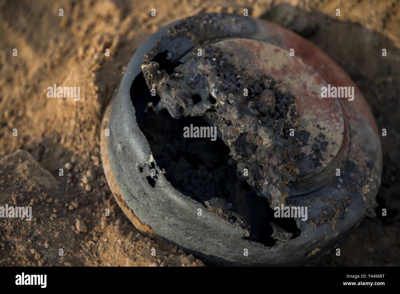 Exploded Landmine Shell Esb in gold -Fotos und -Bildmaterial in hoher Auflösung – Alamy