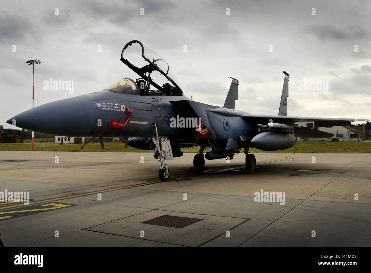 Eine F-15E Strike Eagle der 494th Fighter Squadron zugeordnet entblößt die Namen der heroischen 364 Bomb Squadron B-17 Crew bin ich Amigo' Feb 20, 2019 bei der Royal Air Force Lakenheath in England. Die 494Th FS an einem Multi-Flugzeuge flypast über Sheffield, England die Crew von Mi Amigo am 22.Februar zu Ehren. Stockfoto