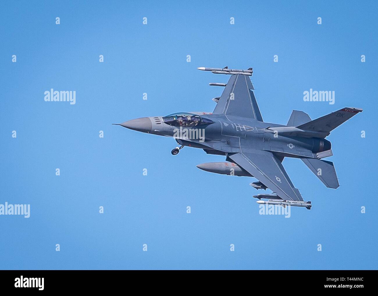 Ein 138 Fighter Wing F-16 Falcon für eine endgültige Ansatz Feb.20, 2019 in Tulsa Air National Guard Base, Oklahoma. Stockfoto