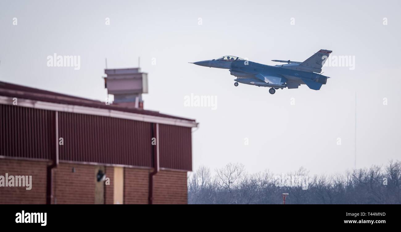 Ein 138 Fighter Wing F-16 Falcon für Touchdown Feb.20, 2019 in Tulsa Air National Guard Base, Oklahoma. Stockfoto