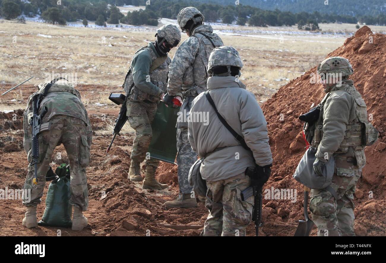 Soldaten aus 230ste Financial Management Support Unit, 4. Spezielle Truppen Bataillon, 4 Sustainment Brigade, füllen Sandsäcke für die Bekämpfung von Positionen Feb.21 Bei Training Area 24 in Fort Carson. Soldaten aus dem 4. Spezielle Truppen Bataillon führen einen 10 Feld Tag Training. Stockfoto