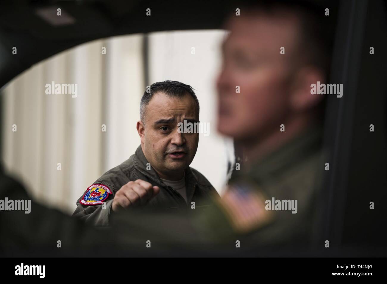 Us Air Force Master Sgt. Edward Gonzalez, ein lademeister auf die Luftbrücke 701st Squadron zugewiesen, führt ein Nutzfahrzeug in Vorbereitung auf die Übung Patriot Sands, Joint Base Charleston, S.C., Jan. 20, 2019. Übung Patriot Sands ist ein gemeinsamer Service von der Air Force Reserve, die Ersthelfer des Bundes, der Länder, der Staat, die lokalen Agenturen zu integrieren und das Militär durch die Bereitstellung eines schnellen Antwort Ausbildung im Falle eines regionalen Notfall oder Naturkatastrophe koordiniert. Stockfoto