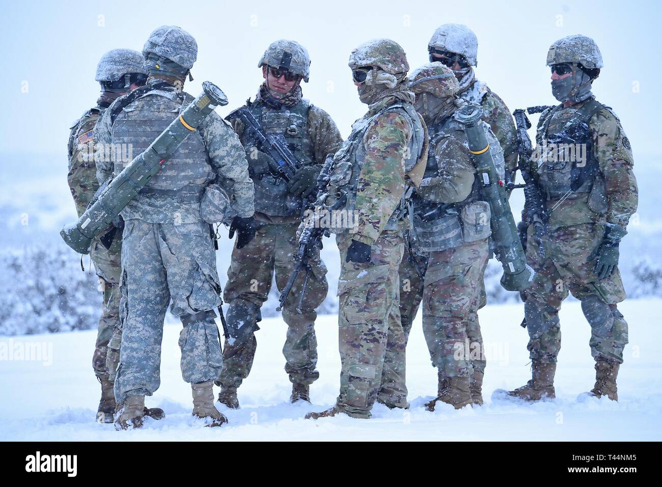 Soldaten aus Charlie Company, 2-116 th Kavallerie Brigade Combat Team, Idaho Army National Guard, Praxis kombinierte Waffen Infanterie Bataillon, squad Ebene Bewegungen auf den Obstgarten Combat Training Center, Jan. 20, 2019. Die Ausbildung kombiniert trocken Feuer Probe im Live Fire Übung gipfelte. Stockfoto