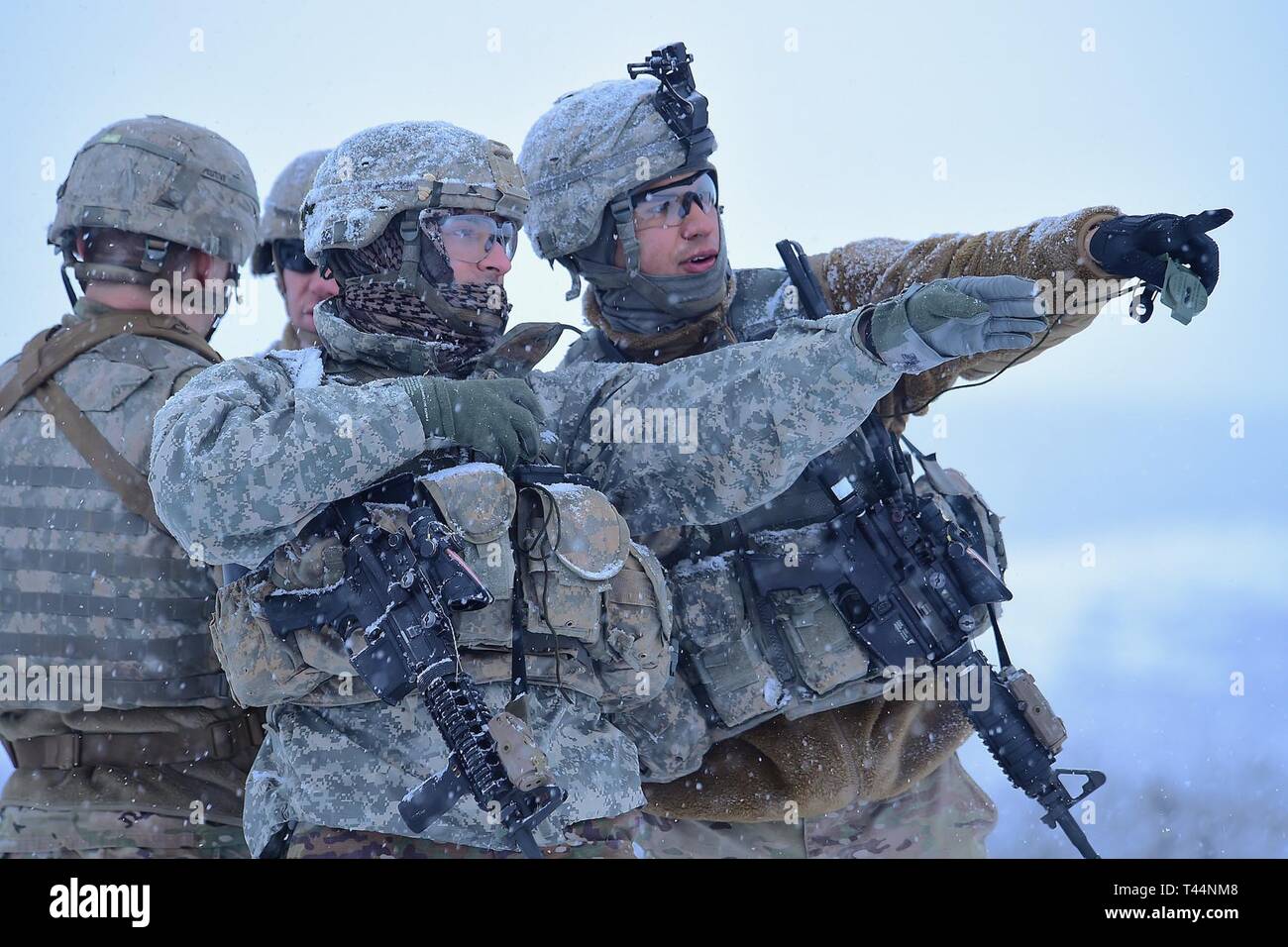 Soldaten aus Charlie Company, 2-116 th Kavallerie Brigade Combat Team, Idaho Army National Guard, Praxis kombinierte Waffen Infanterie Bataillon, squad Ebene Bewegungen auf den Obstgarten Combat Training Center, Jan. 20, 2019. Die Ausbildung kombiniert trocken Feuer Probe im Live Fire Übung gipfelte. Stockfoto