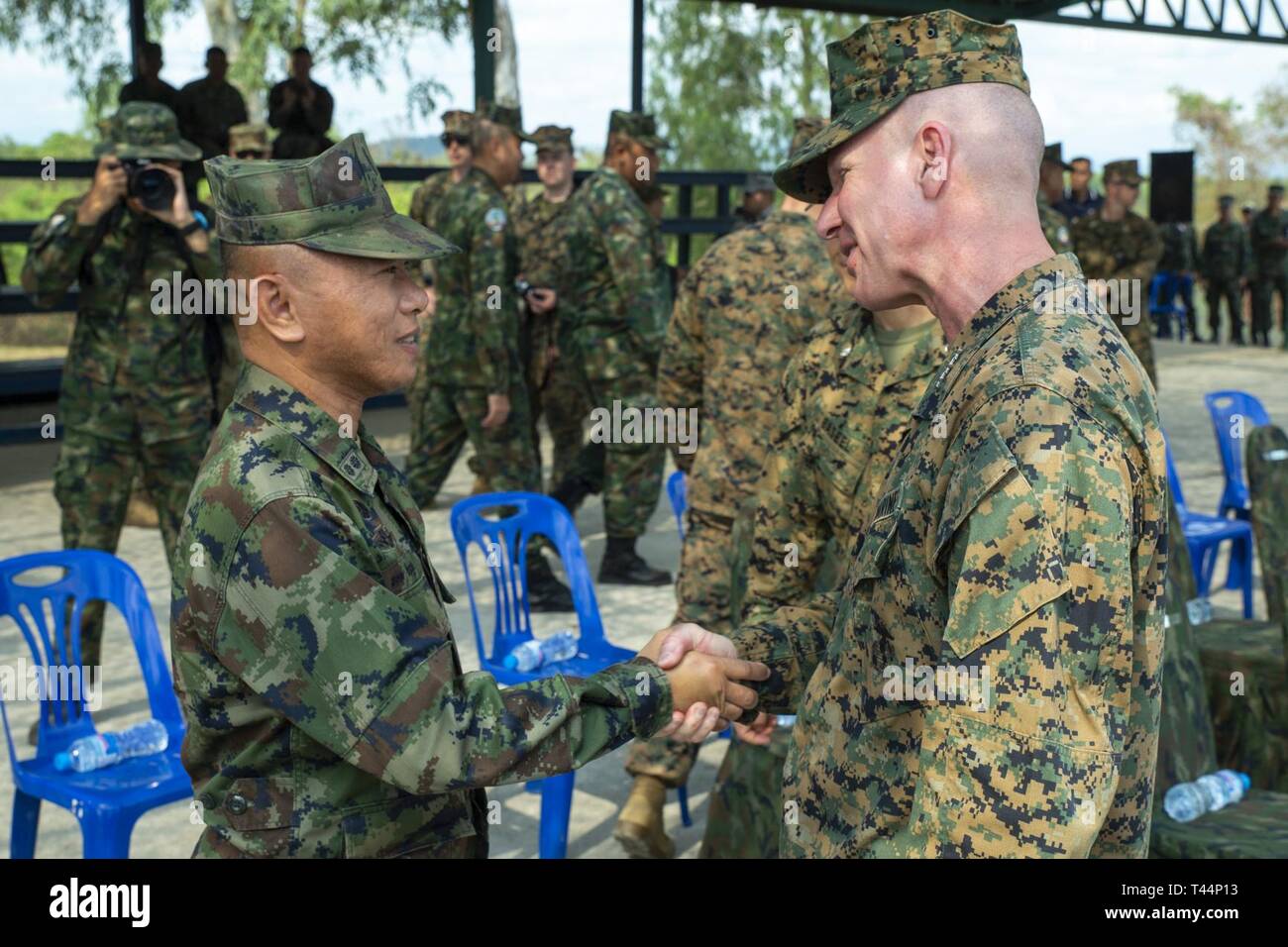 Us Marine Corps Generalleutnant Eric M. Smith, rechts, Kommandierender General des III Marine Expeditionary Force, grüßt Royal Thai Marine Corps Generalmajor Mongkol Phayurasuk, Kommandant der Royal Thai Marine Division, vor der Ausübung der Übung Cobra Gold 19, Camp Ban Chan Khrem, Khao Khitchakut Bezirk, Thailand, Jan. 20, 2019. Übung Cobra Gold zeigt das Engagement des Königreichs Thailand und den Vereinigten Staaten zu unseren langjährigen Allianz, fördert regionale Partnerschaften und Vorschüsse Sicherheitszusammenarbeit im Indo-pazifischen Region. Die 31 Marine Expeditionary Unit, der Mar Stockfoto