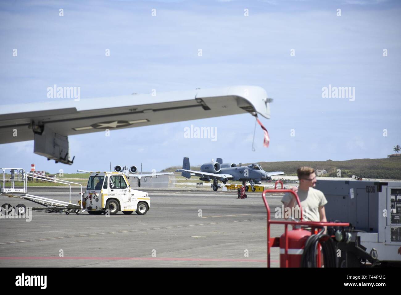 Eine A-10 Thunderbolt II Angriff Flugzeug an die 442 d Fighter Wing zugeordnet Taxis in Richtung Parking Feb.21, 2019, bei der Marine Corps Base Hawaii. Die charakteristische Markierungen auf der Flugzeuge im Vordergrund commemmorate den 6. Juni 1944, die Invasion in der Normandie, in der die 442 d Troop Carrier Group eine Rolle gespielt. Stockfoto