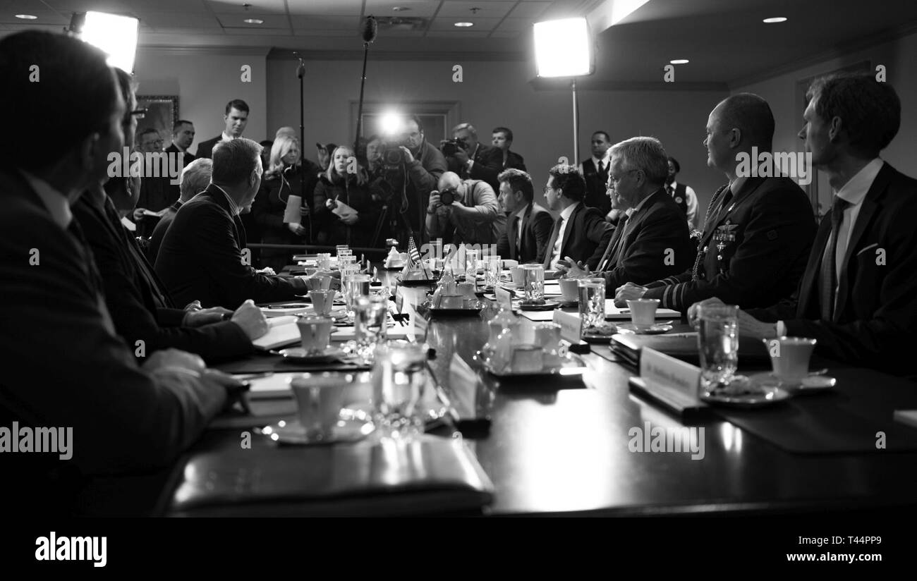 Usa handeln Verteidigungsminister Patrick M. Shanahan trifft sich mit den belgischen Minister für Verteidigung Didier Reynders im Pentagon in Washington, D.C., Jan. 21, 2019. Stockfoto