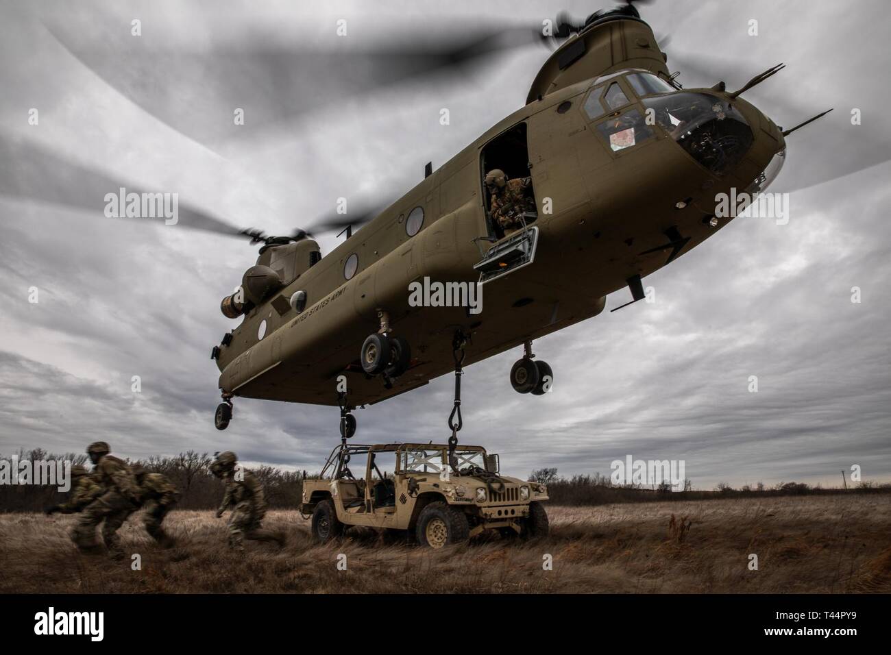 Soldaten aus dem 2. gepanzerte Brigade Combat Team, 1.Kavallerie Division verhalten Schlinge laden Betriebe mit einer CH-47 Chinook vom 1. Luft Kavallerie Brigade Feb 21. Sling Ladevorgänge Logistik optimieren durch schnelle Verlagerung von schwerem Gerät über das Schlachtfeld. Stockfoto