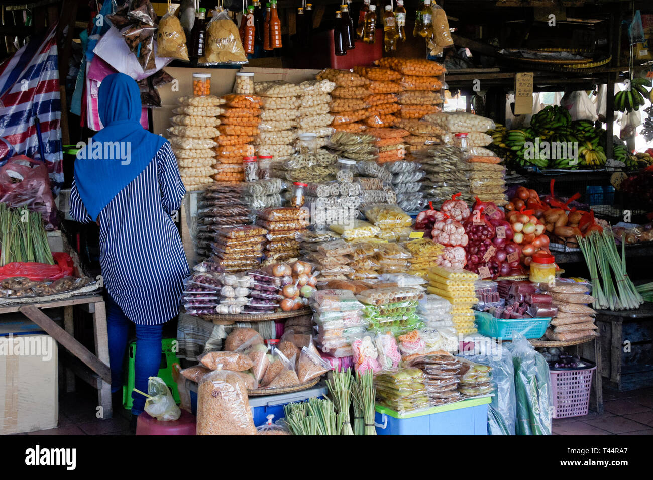 Muslimische Frau mit Snacks und am Central Market, Kota Kinabalu, Sabah (Borneo), Malaysia produzieren Stockfoto