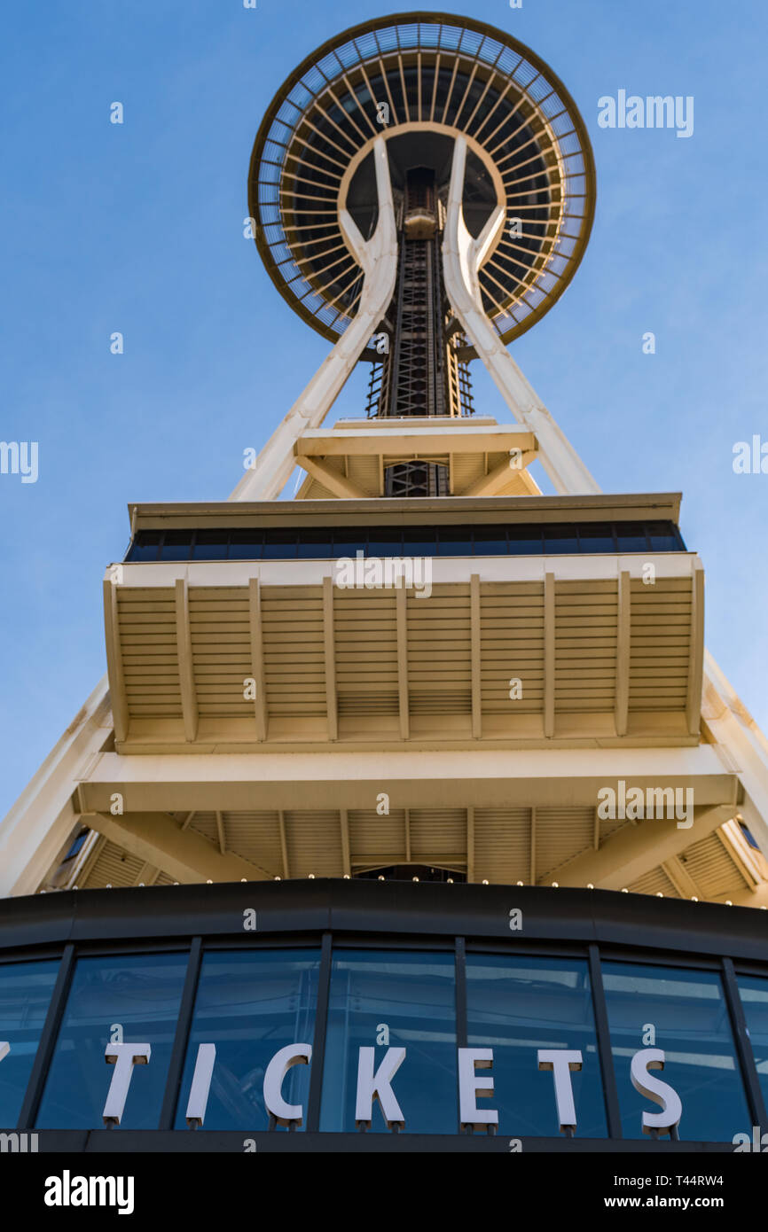 Die Space Needle Ticket Office von unten gesehen in Seattle. Stockfoto