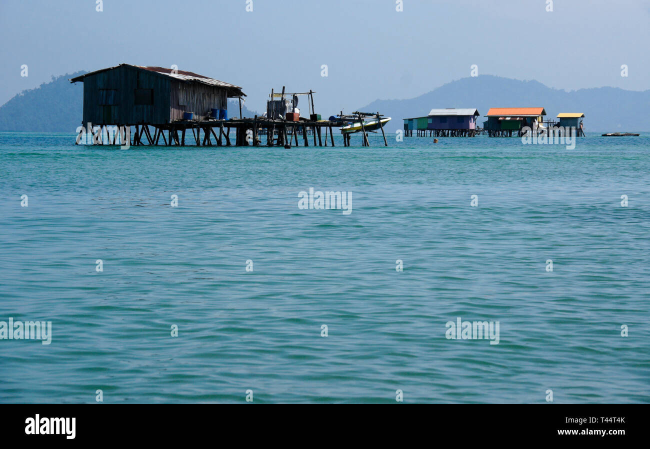 Wohnungen Errichtet auf Stelzen im Südchinesischen Meer in der Nähe von Kota Kinabalu, Sabah (Borneo), Malaysia Stockfoto
