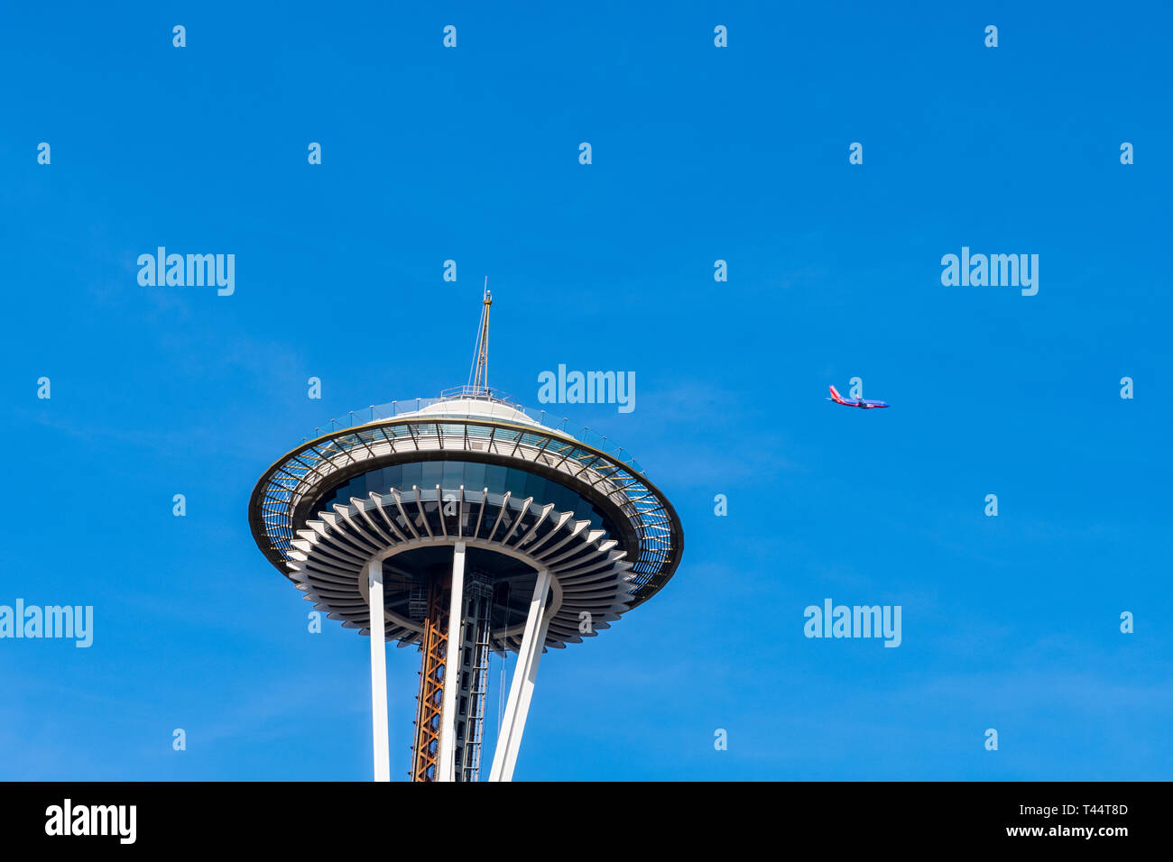 Ein comercial Flugzeug fliegt über die Space Needle in Seattle eine comercial Flugzeug über dem Space Needle in Seattle fliegt Stockfoto
