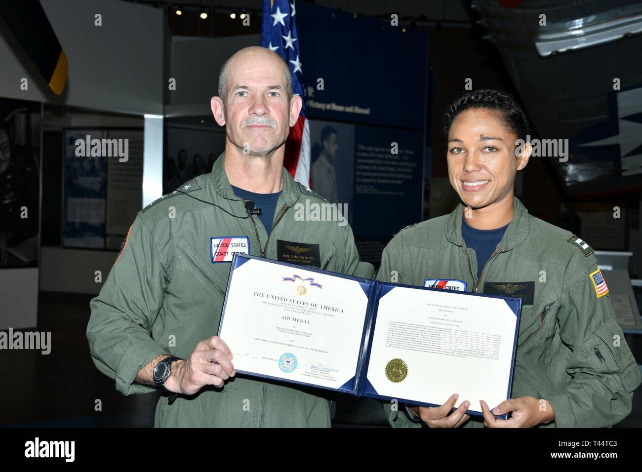 Der stellvertretende Kommandant der Küstenwache Adm. Charles Ray Auszeichnungen lt Ronaqua "Ronnie" Russel, Coast Guard Air Station Miami, die Luft Medaille zugeordnet, bei einer Veranstaltung in Tuskegee, Alabama, Feb 21, 2019. Anwesend waren auch Leutnant Cmdrs. LaShanda Holmes und Jeanine Menze, LTS. Engel Hughes und Chanel Lee. Us-Küstenwache Stockfoto