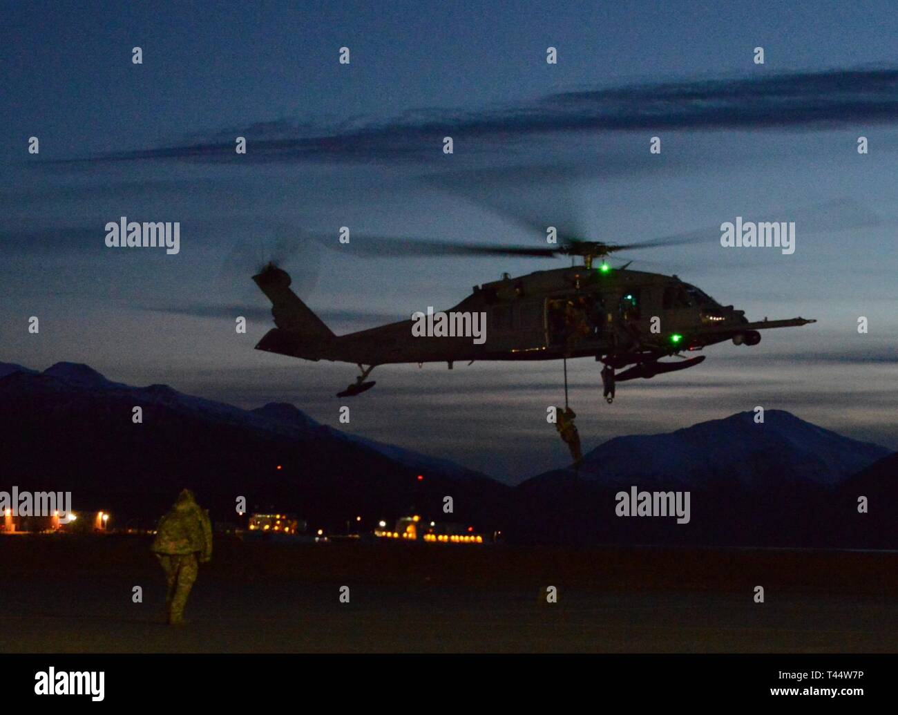 Coast Guard Maritime Security Response Team West Mitglieder schnell-Seil aus einer 176 Flügel, 210Th Rescue Squadron Alaska Air National Guard UH-60G Pave Hawk bei Air Station Kodiak, Alaska, Februar 22, 2019, während eines gemeinsamen Service Training. MSRT West Mitglieder ein Ready alert force Küstenwache operativen Kommandeure zu unterstützen und Department of Defense Combatant Commander sowohl für kurzfristige emergenter Operationen und geplante Veranstaltungen zum Thema Sicherheit. Us-Küstenwache Stockfoto