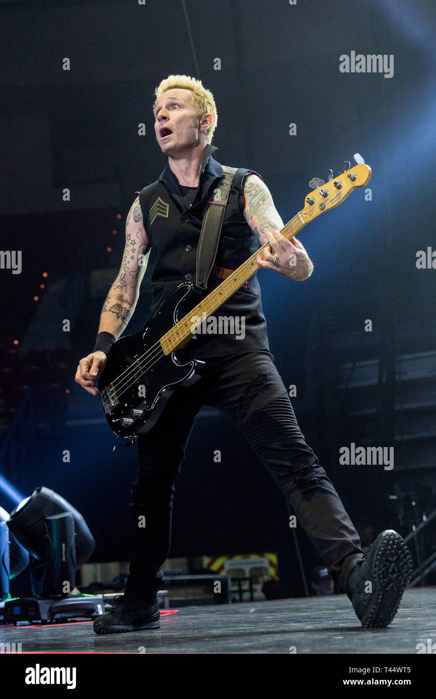 März 30, 2017 - Green Bay, Wisconsin, USA - MIKE DIRNT von Green Day bei Resch Center in Green Bay, Wisconsin (Bild: © Daniel DeSlover/ZUMA Draht) Stockfoto