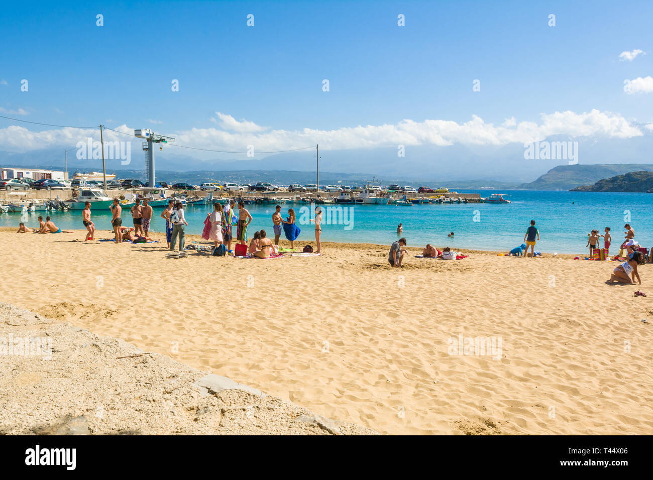 Kreta, Griechenland - Mai 1,2015: Marathi Strand mit feinem Sand und seichtem ruhiges Wasser. West Kreta, Griechenland Stockfoto